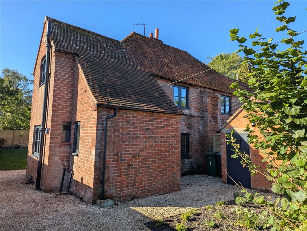 3 bedroom cottage, Enborne Street, Enborne RG14 - Available