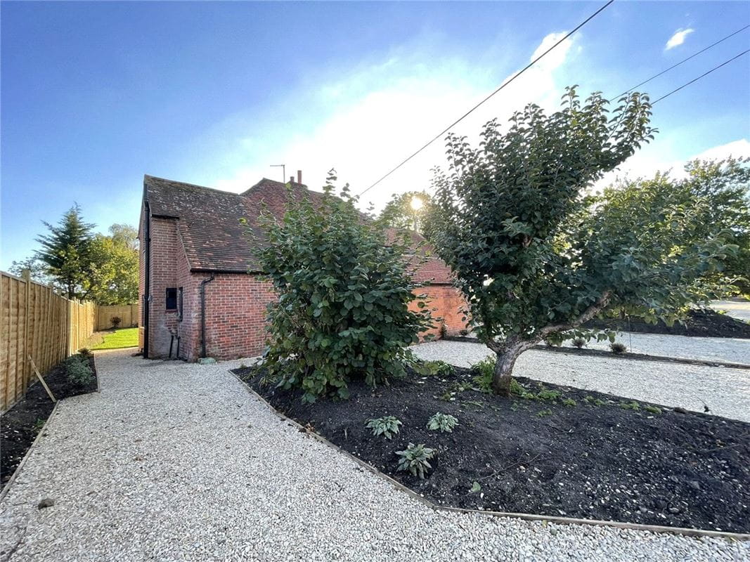 3 bedroom cottage, Enborne Street, Enborne RG14 - Available