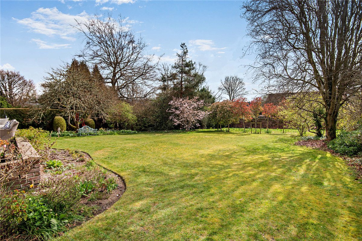 4 bedroom house, Garden Close Lane, Newbury RG14 - Available