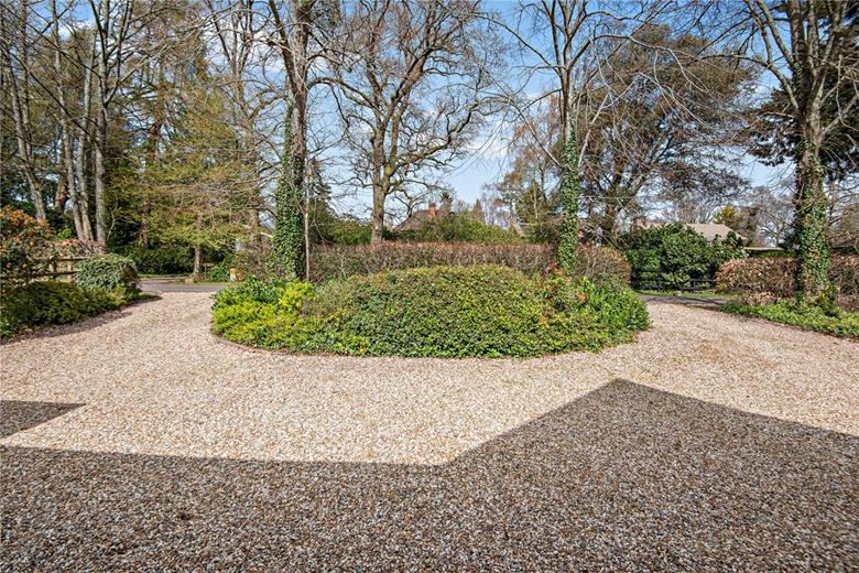 4 bedroom house, Garden Close Lane, Newbury RG14 - Available