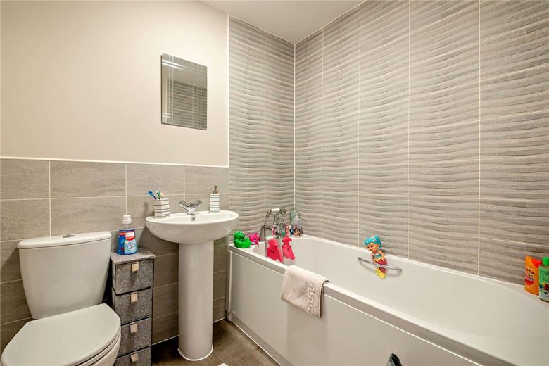 3 bedroom house, Blake Road, Hermitage RG18 - Available