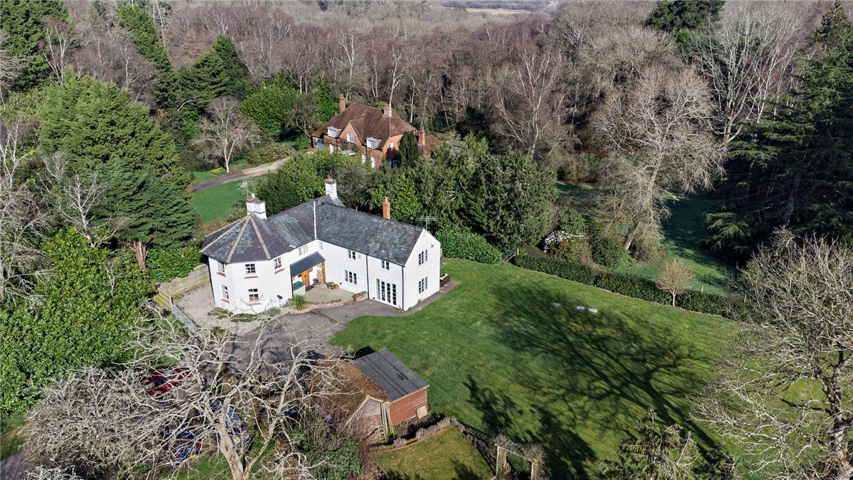 4 bedroom house, Burys Bank Road, Crookham Common RG19 - Available