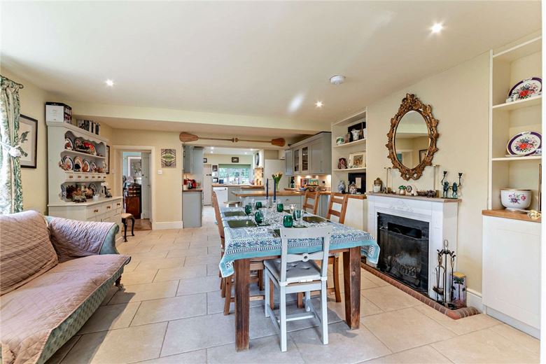 4 bedroom house, Burys Bank Road, Crookham Common RG19 - Available