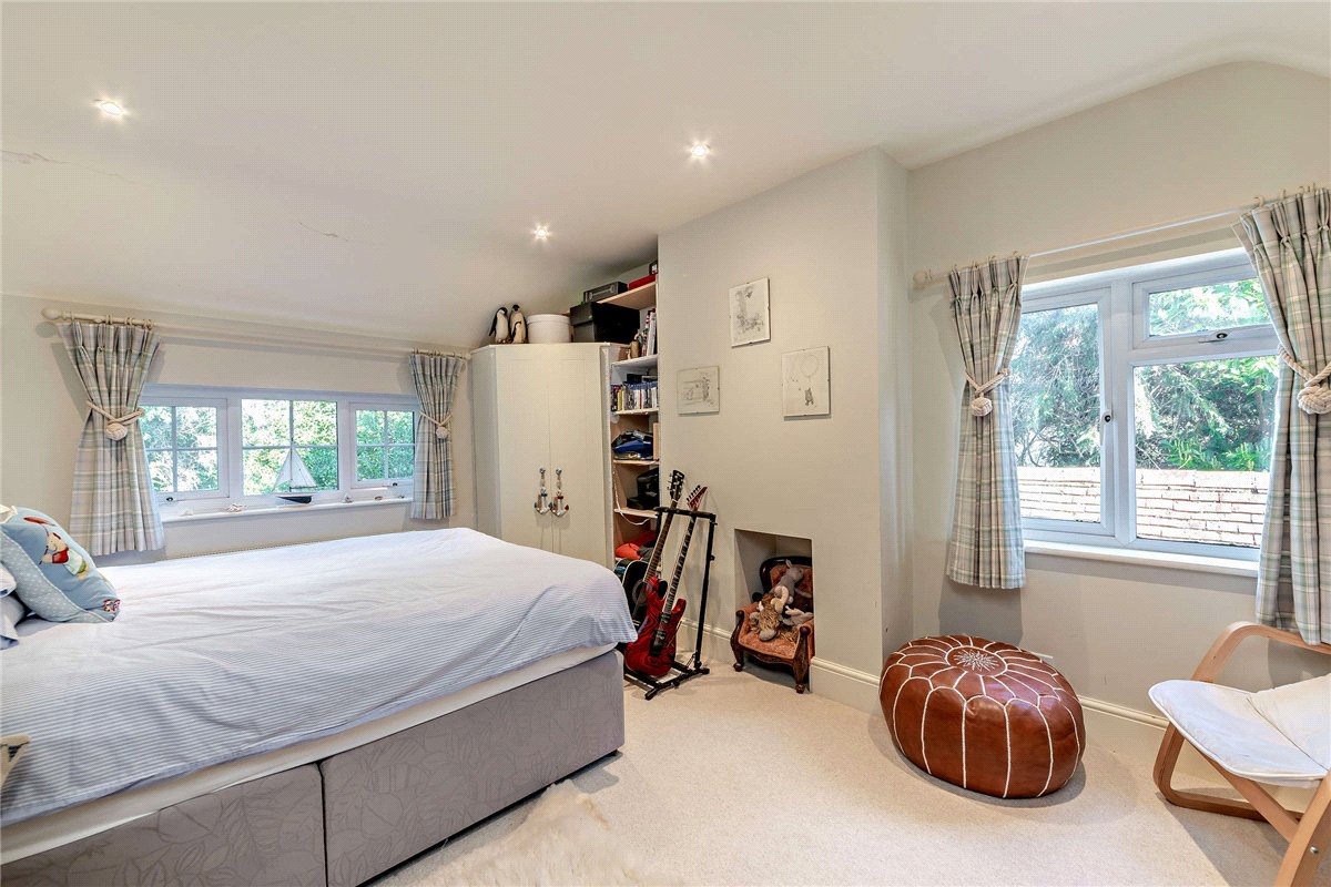 4 bedroom house, Burys Bank Road, Crookham Common RG19 - Available