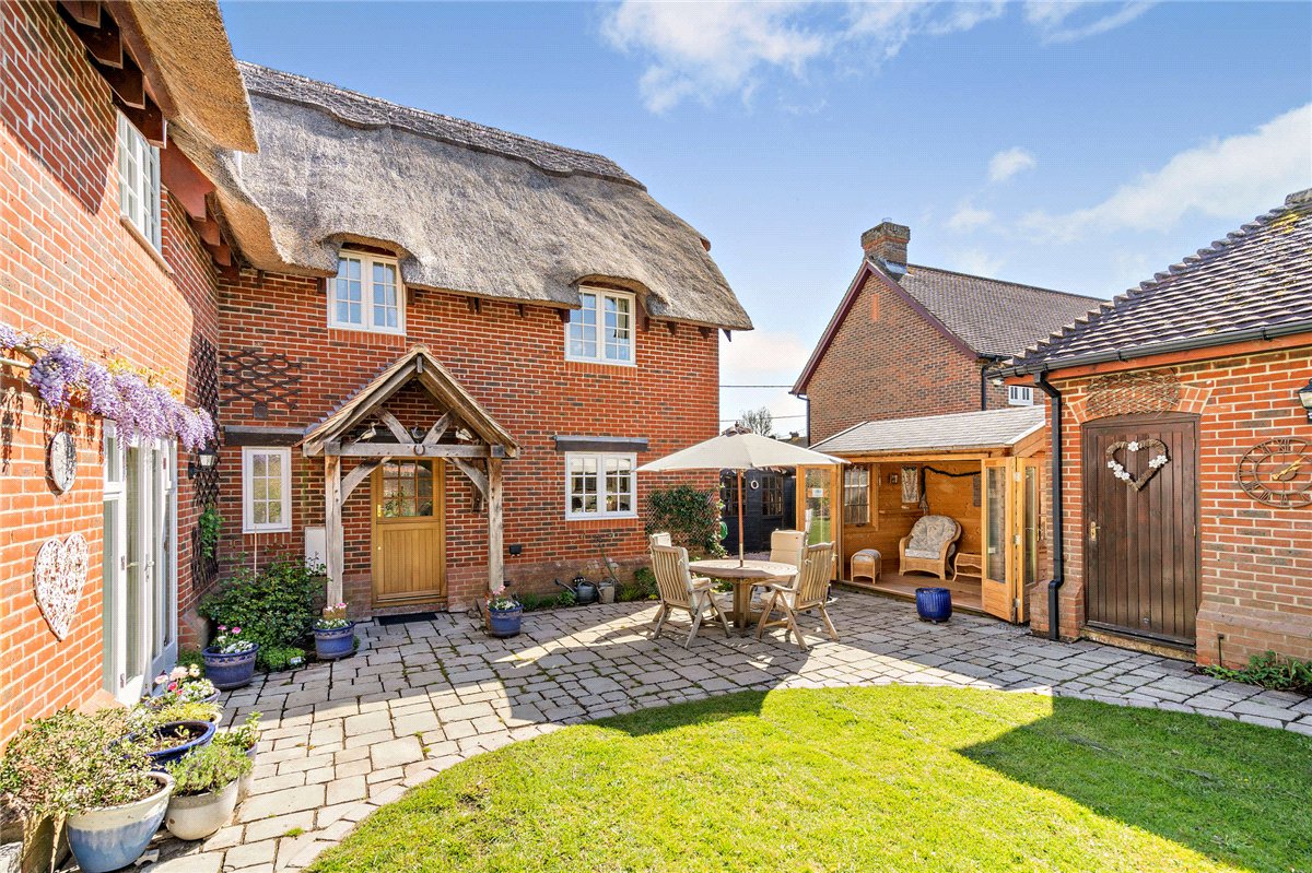 3 bedroom house, Palmers Yard, Ecchinswell RG20 - Available