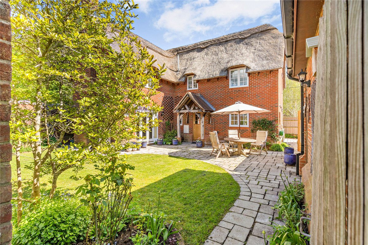 3 bedroom house, Palmers Yard, Ecchinswell RG20 - Available