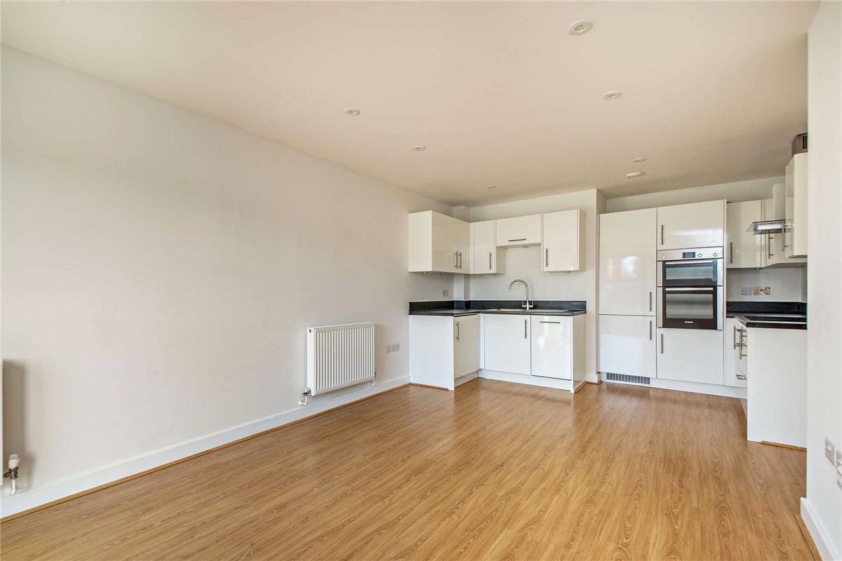 2 bedroom flat, West Street, Newbury RG14 - Available