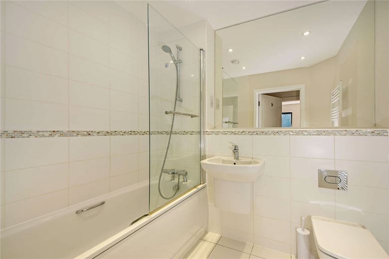 2 bedroom flat, West Street, Newbury RG14 - Available