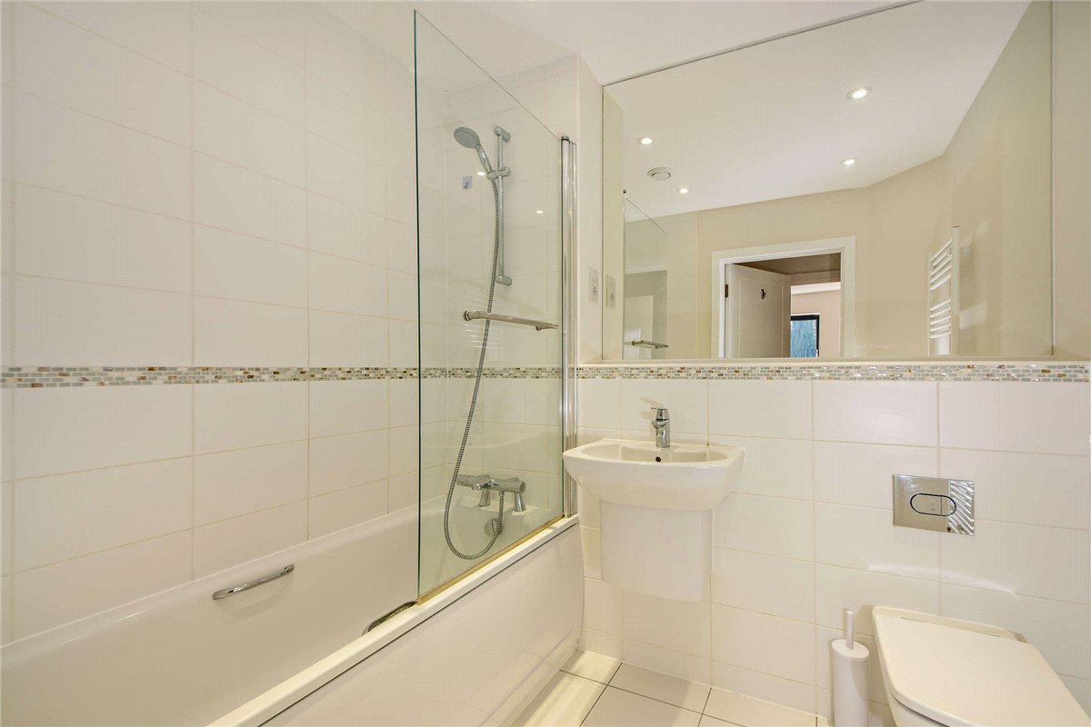 2 bedroom flat, West Street, Newbury RG14 - Available