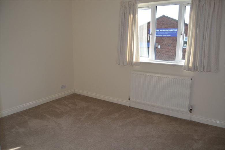 2 bedroom maisonette, Boundary Road, Newbury RG14 - Available