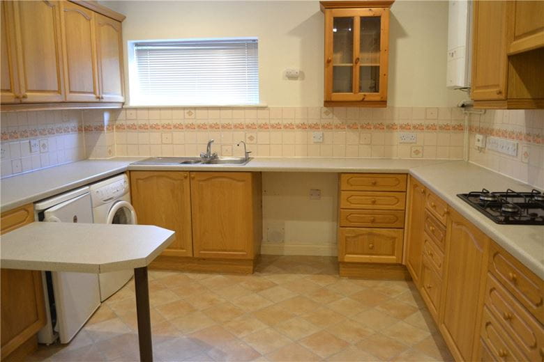 2 bedroom maisonette, Boundary Road, Newbury RG14 - Available