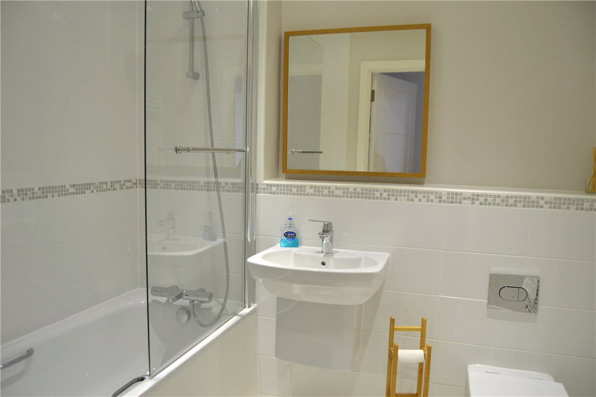 2 bedroom flat, West Street, Newbury RG14 - Available