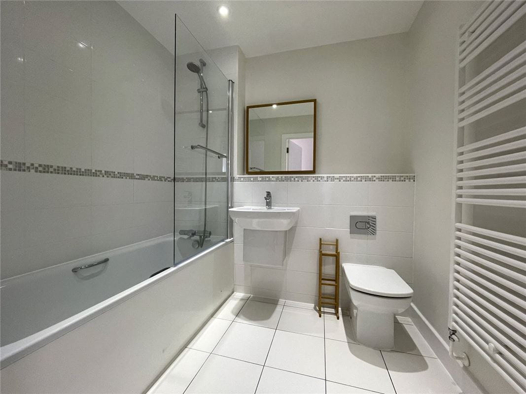 2 bedroom flat, West Street, Newbury RG14 - Available