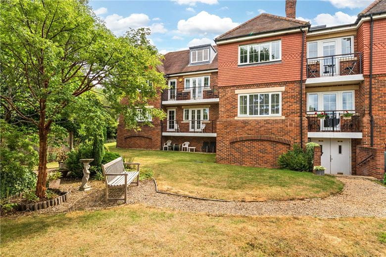 3 bedroom flat, Woodridge, Newbury RG14 - Available
