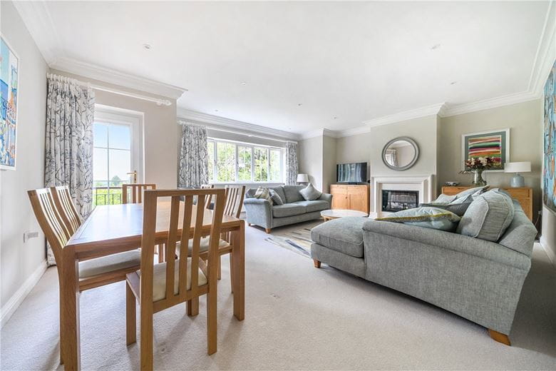 3 bedroom flat, Woodridge, Newbury RG14 - Available