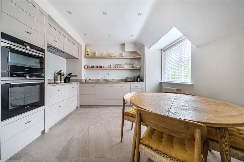 3 bedroom flat, Woodridge, Newbury RG14 - Available