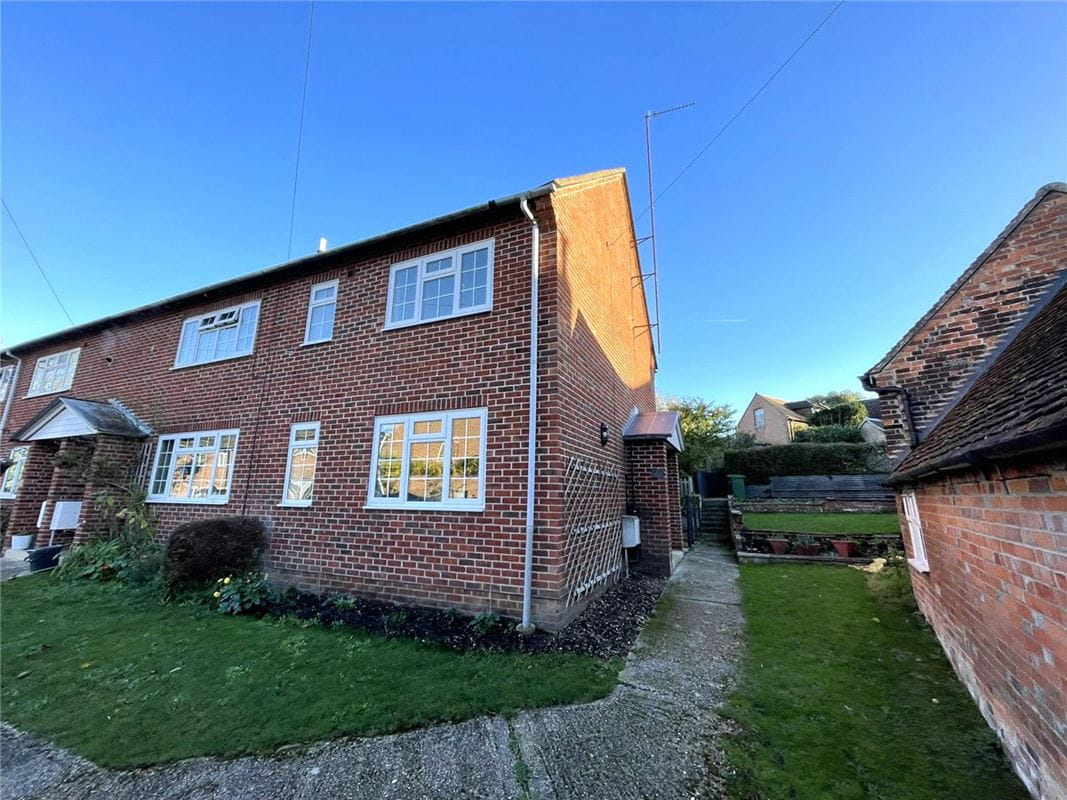 2 bedroom house, Castle Lane, Donnington RG14 - Under Offer