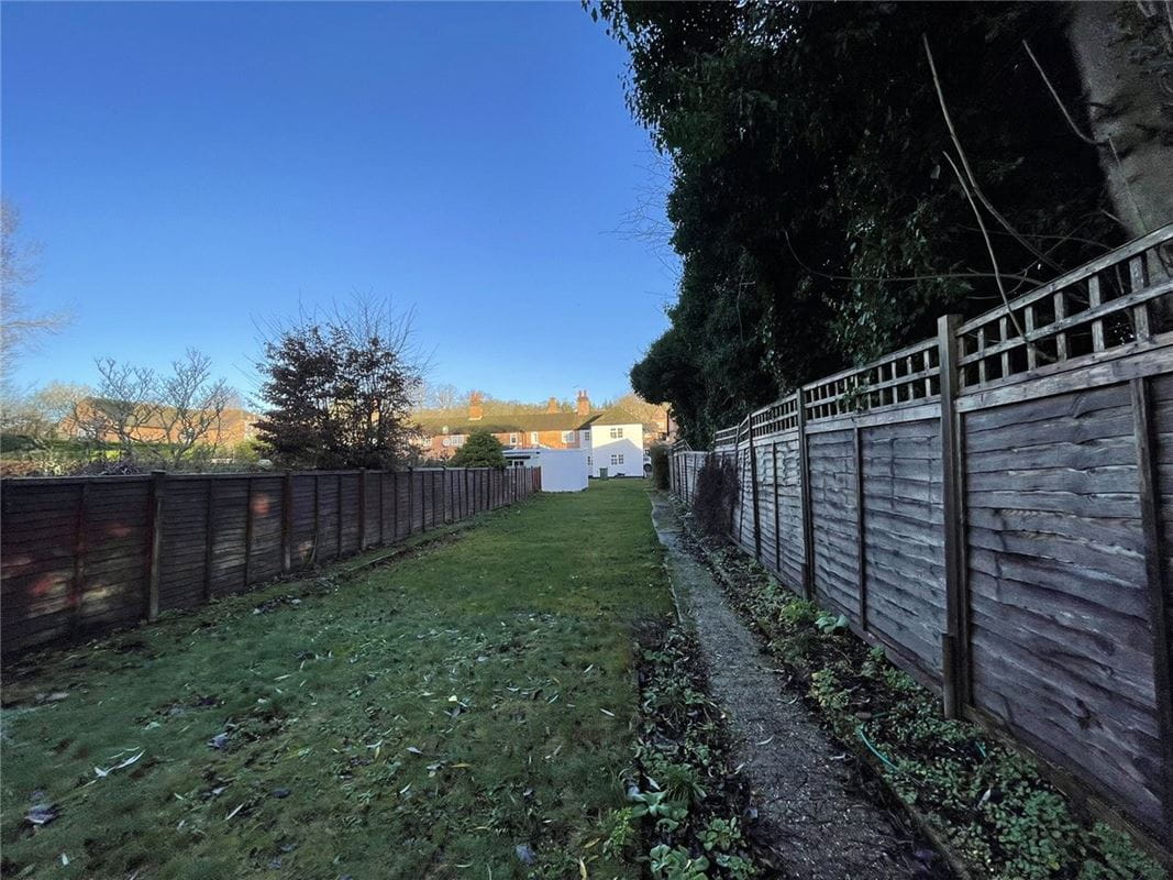 2 bedroom house, Donnington, Newbury RG14 - Available