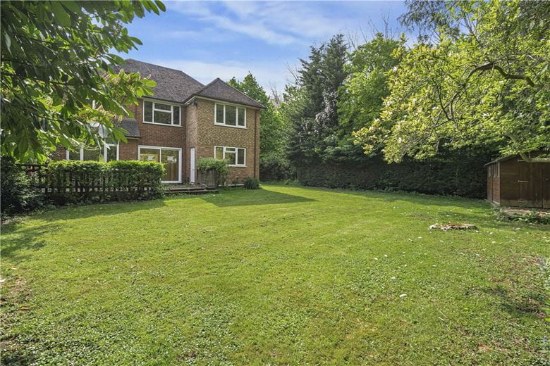 5 bedroom house, Copthall Road West, Ickenham UB10 - Available