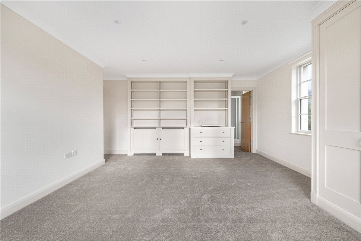 2 bedroom flat, Ford Road, Tortington BN18 - Available