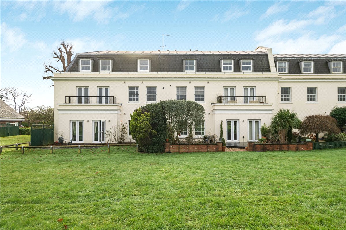 2 bedroom flat, Ford Road, Tortington BN18 - Available