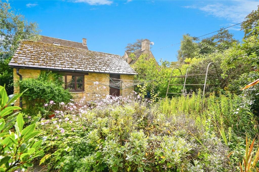 3 bedroom house, Lower End, Ramsden OX7 - Available