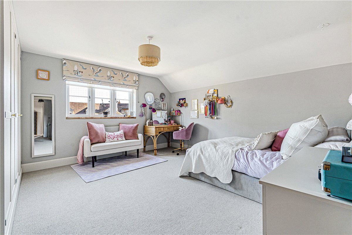 5 bedroom , Pearce Courtyard, Oakley HP18 - Available