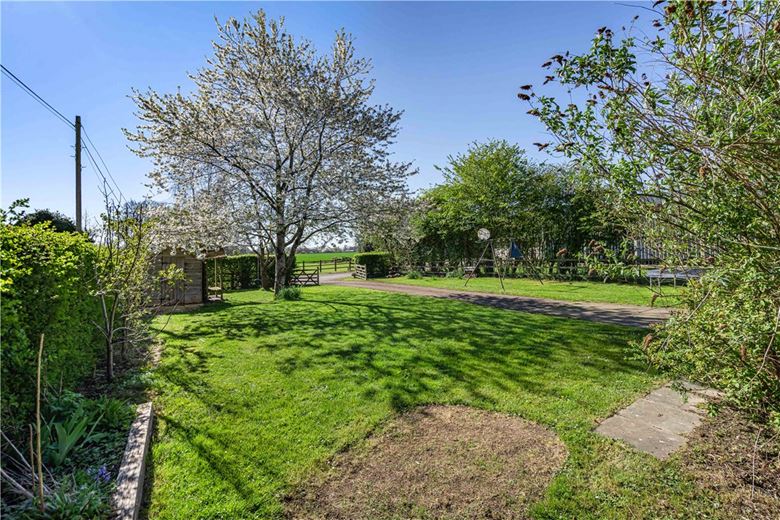 3 bedroom house, Lower Farm, Denton OX44 - Available