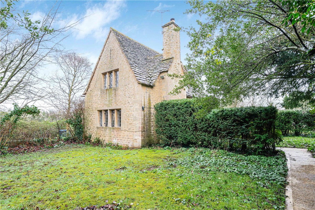 3 bedroom cottage, Manor Cottages, Kelmscott GL7 - Available