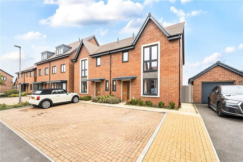 3 bedroom house, Fearnley Close, Glebe Farm MK17 - Available