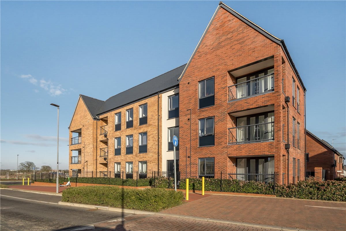 2 bedroom flat, Barrosa Way, Whitehouse MK8 - Available