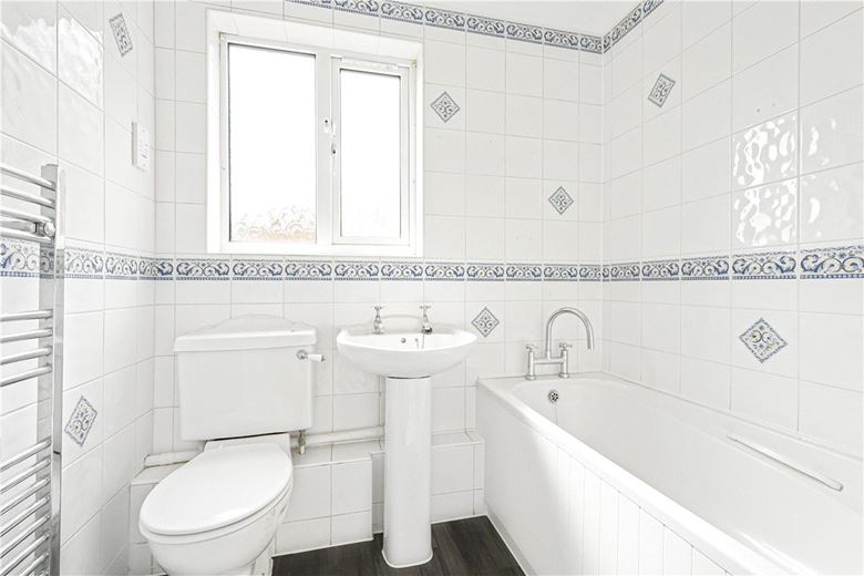 2 bedroom bungalow, Pantile Close, Witham CM8 - Available