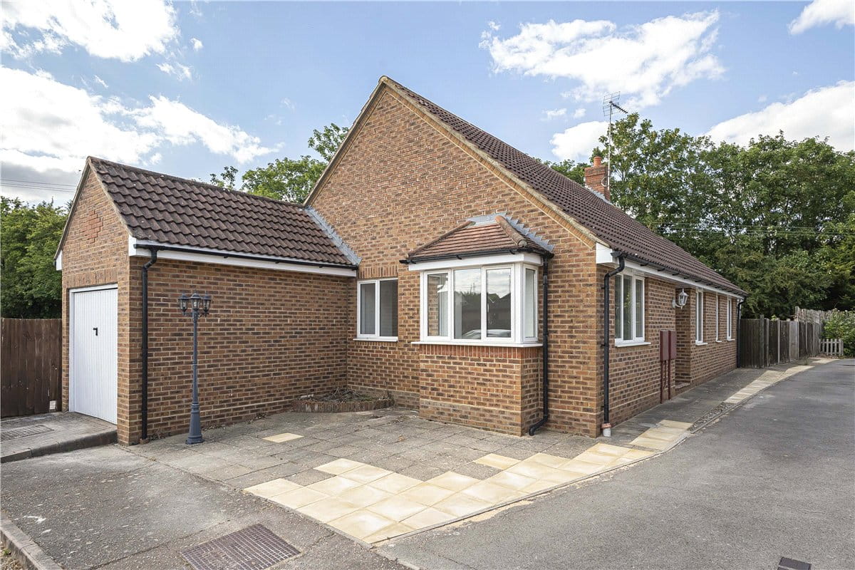 2 bedroom bungalow, Pantile Close, Witham CM8 - Available