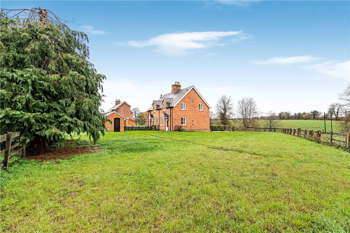 2 bedroom house, Manor Farm Cottages, Ardley Road OX25 - Available