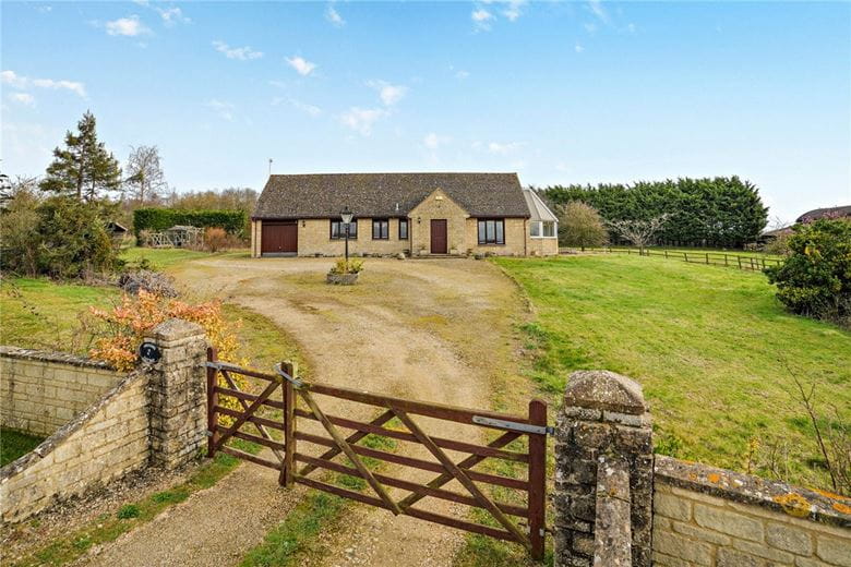 3 bedroom bungalow, Lew, Bampton OX18 - Available