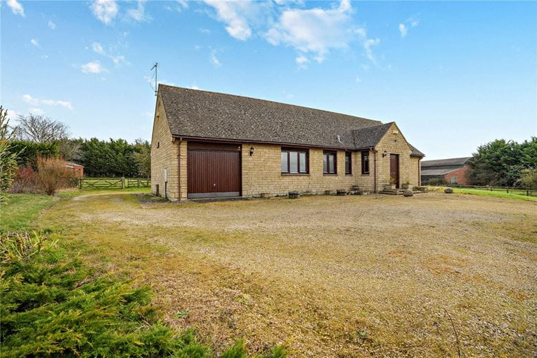 3 bedroom bungalow, Lew, Bampton OX18 - Available