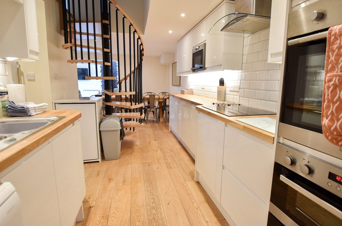 66 bedroom , Lew, Bampton OX18 - Available