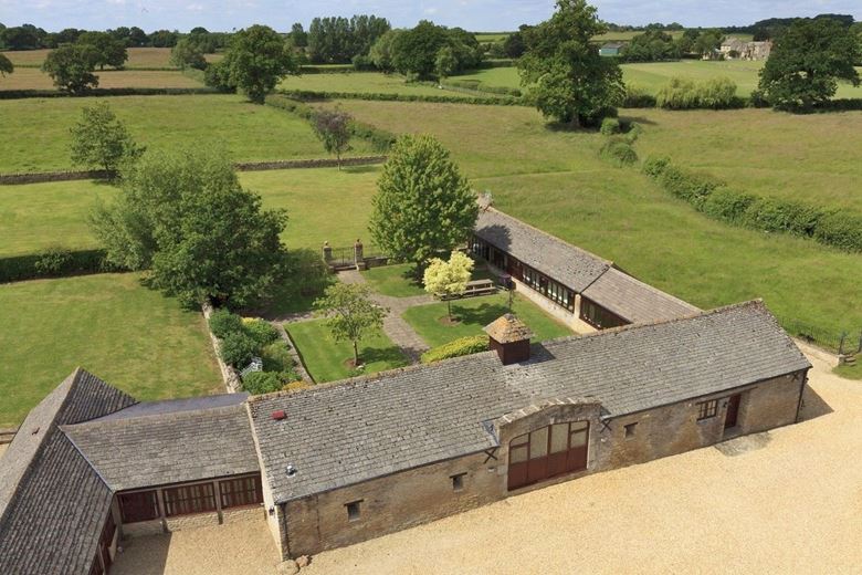 66 bedroom , Lew, Bampton OX18 - Available