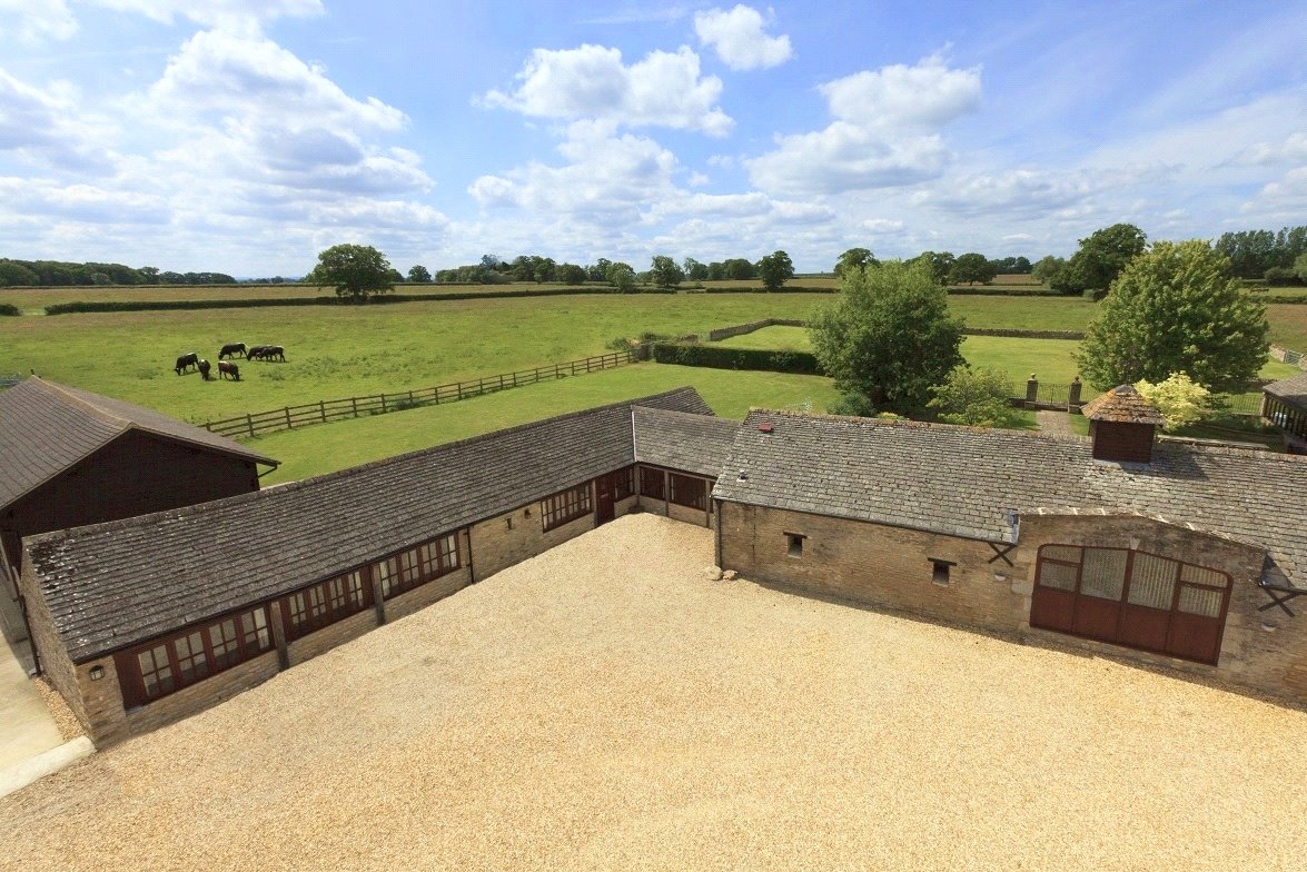 66 bedroom , Lew, Bampton OX18 - Available