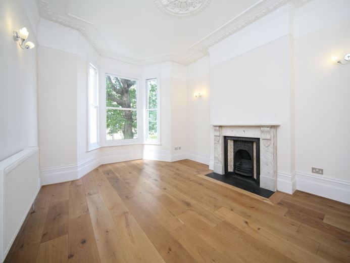 1 bedroom flat, Dorncliffe Road, London SW6 - Available