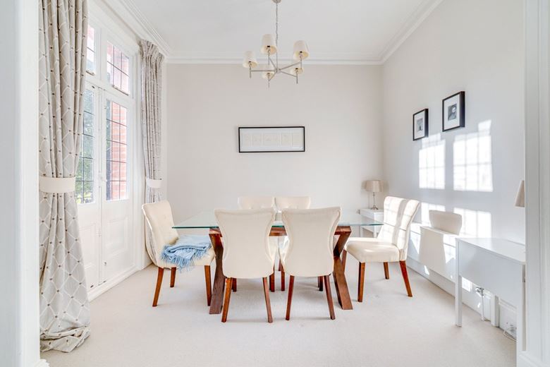 2 bedroom flat, Bishops Mansions, Bishops Park Road SW6 - Let Agreed