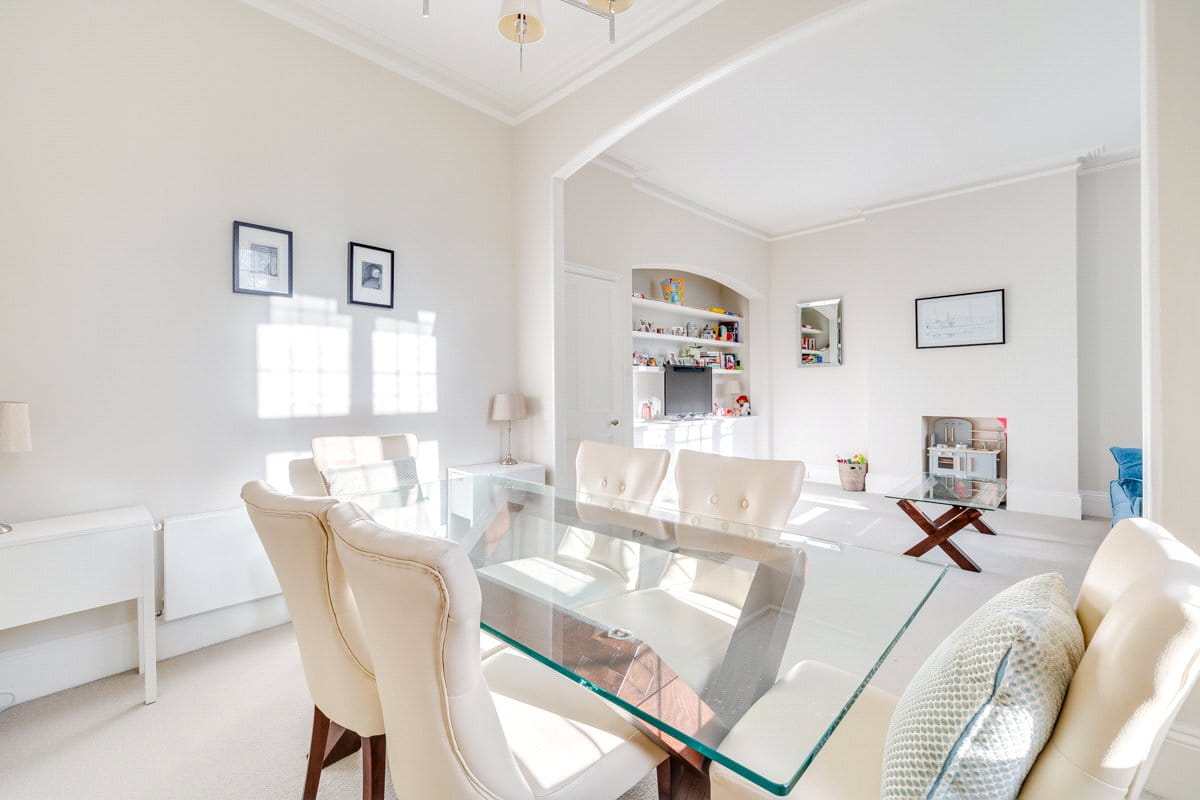 2 bedroom flat, Bishops Mansions, Bishops Park Road SW6 - Let Agreed