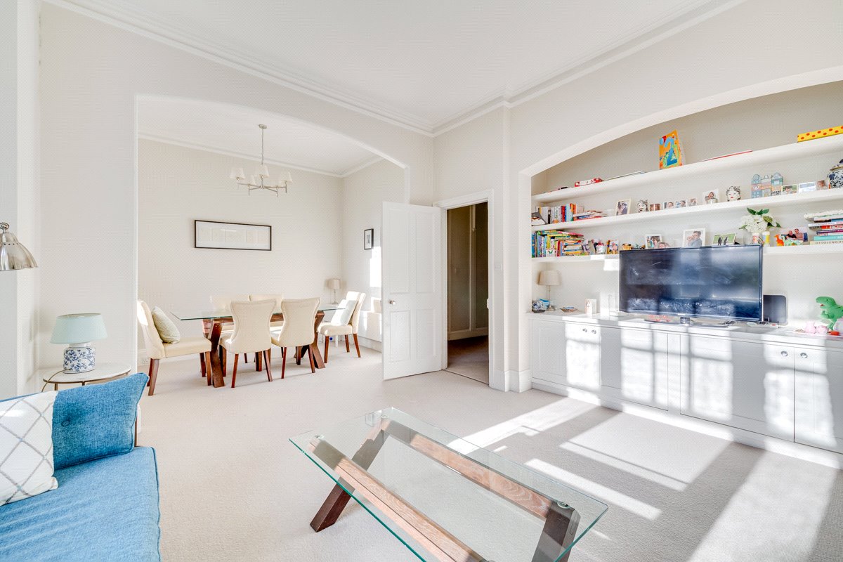 2 bedroom flat, Bishops Mansions, Bishops Park Road SW6 - Let Agreed