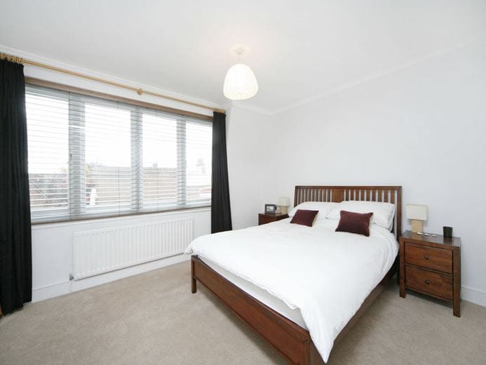 3 bedroom flat, Fulham Road, London SW6 - Let Agreed