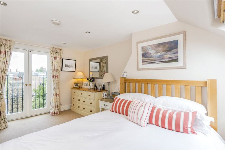 2 bedroom flat, Inglethorpe Street, London SW6