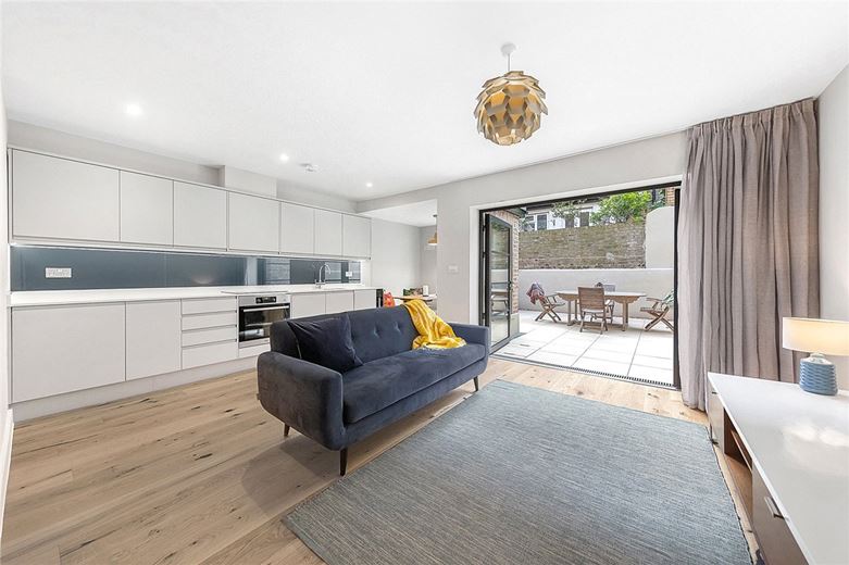1 bedroom flat, Crookham Road, London SW6 - Let Agreed