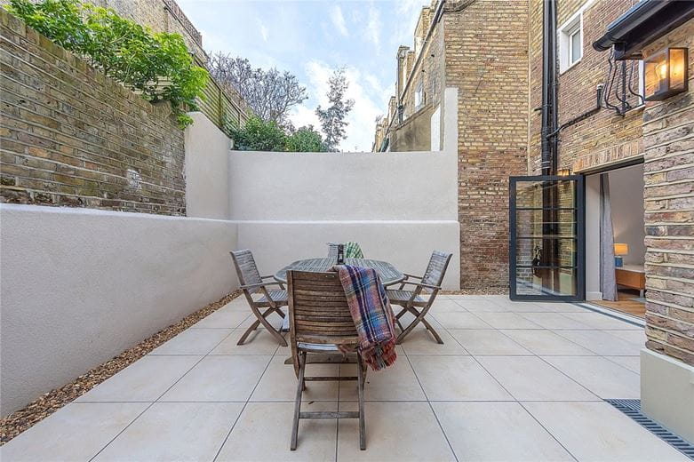 1 bedroom flat, Crookham Road, London SW6 - Let Agreed