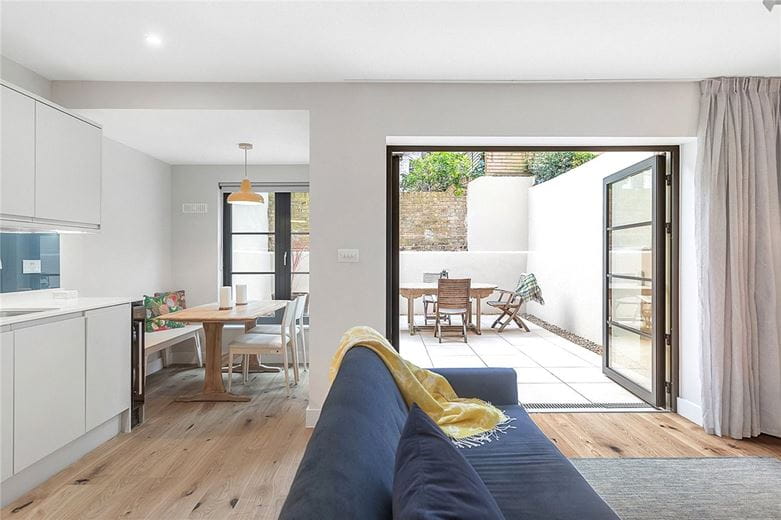 1 bedroom flat, Crookham Road, London SW6 - Let Agreed
