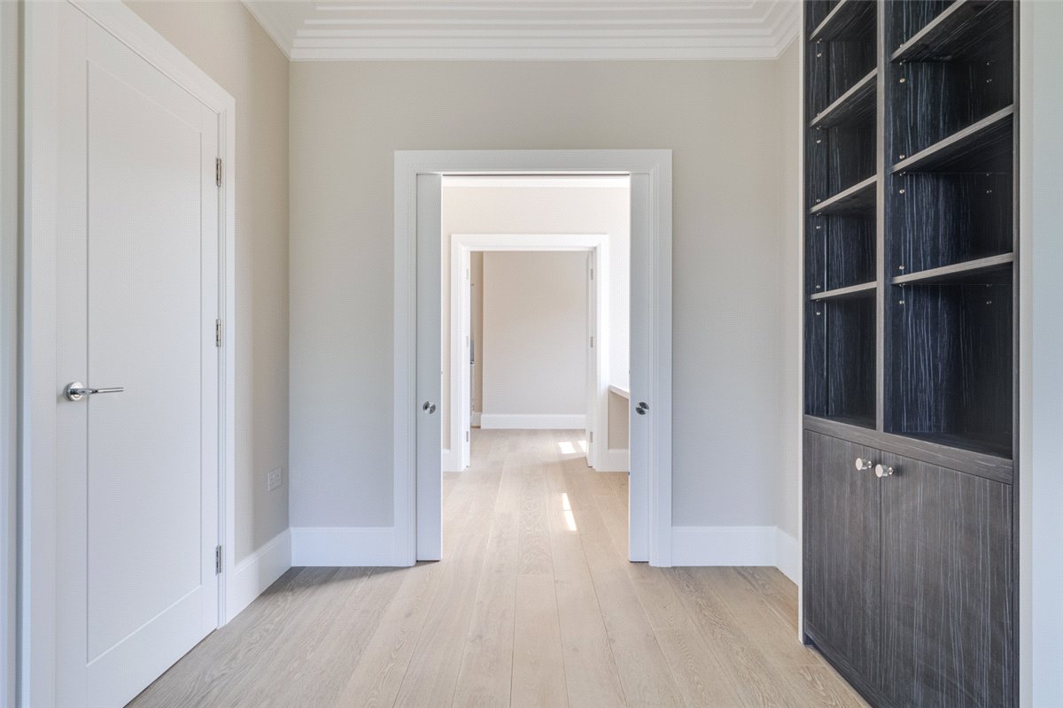 3 bedroom flat, Colehill Gardens, Fulham Palace Road SW6