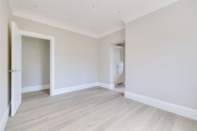 3 bedroom flat, Colehill Gardens, Fulham Palace Road SW6